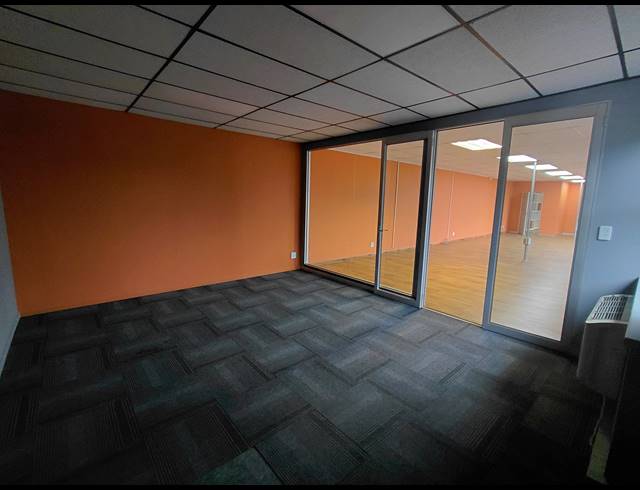 230M² OFFICE TO LET IN EPSOM DOWNS